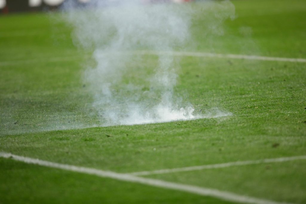 Calcio, petardi in campo
