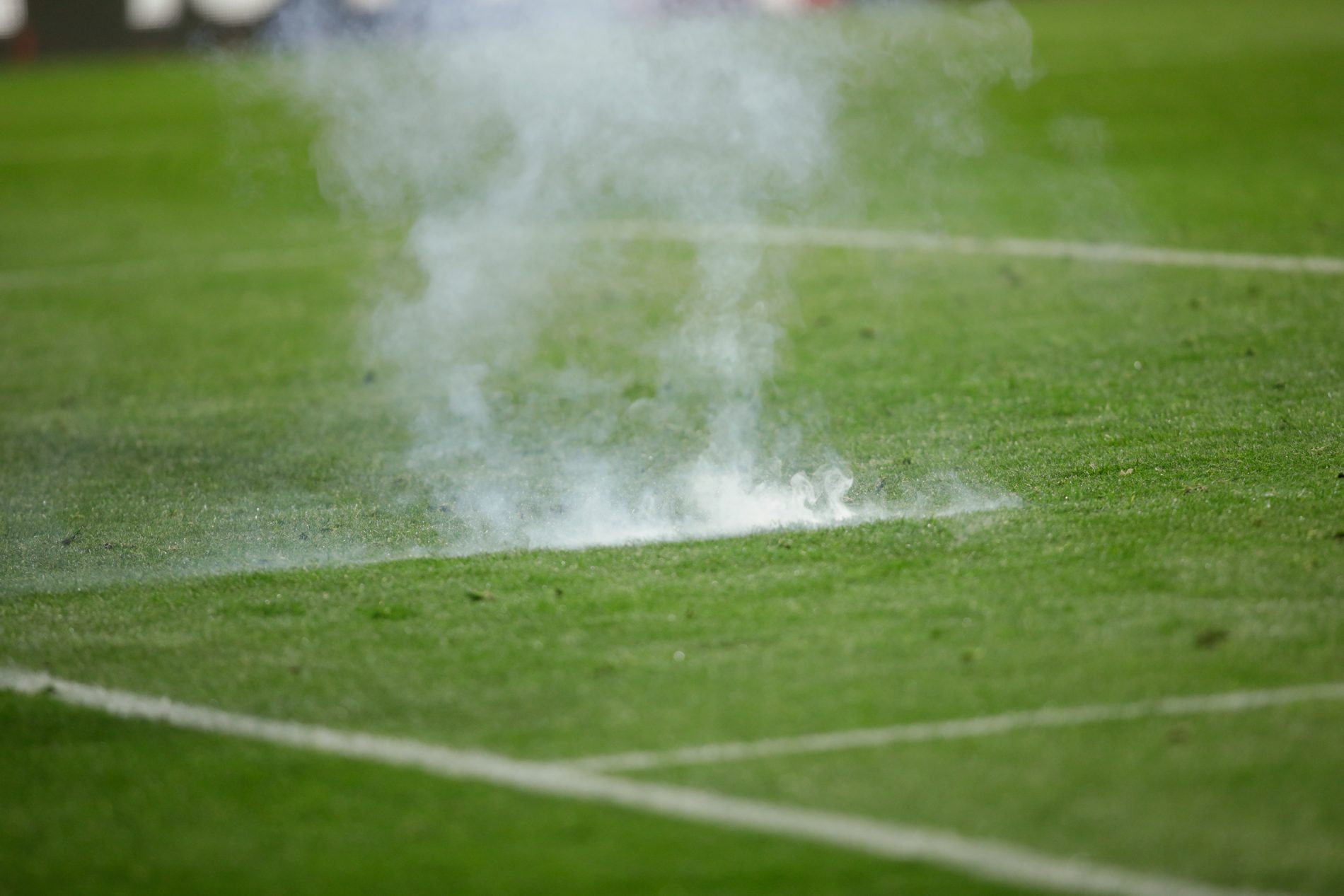 Calcio, petardi in campo