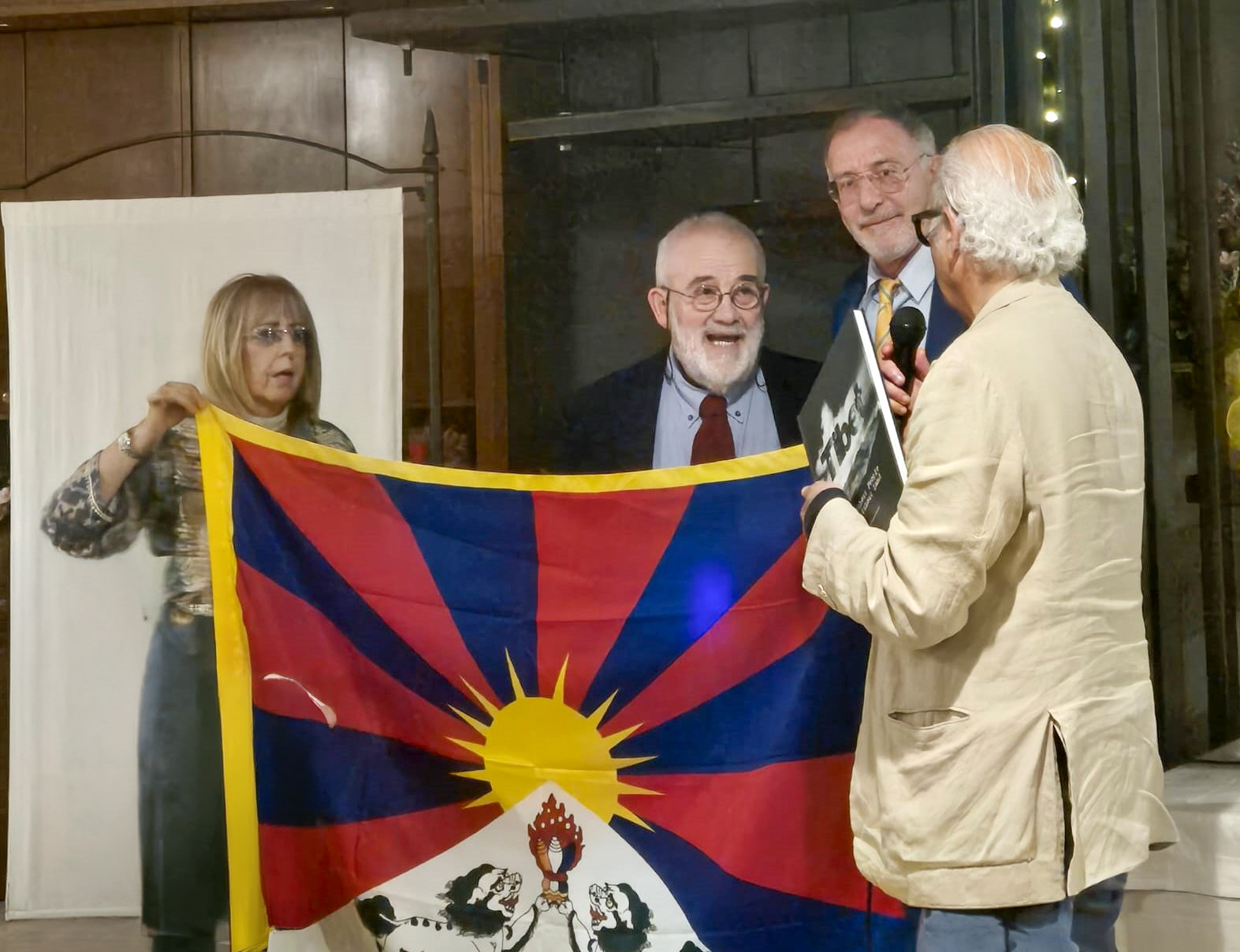 consegna bandiera del Tibet