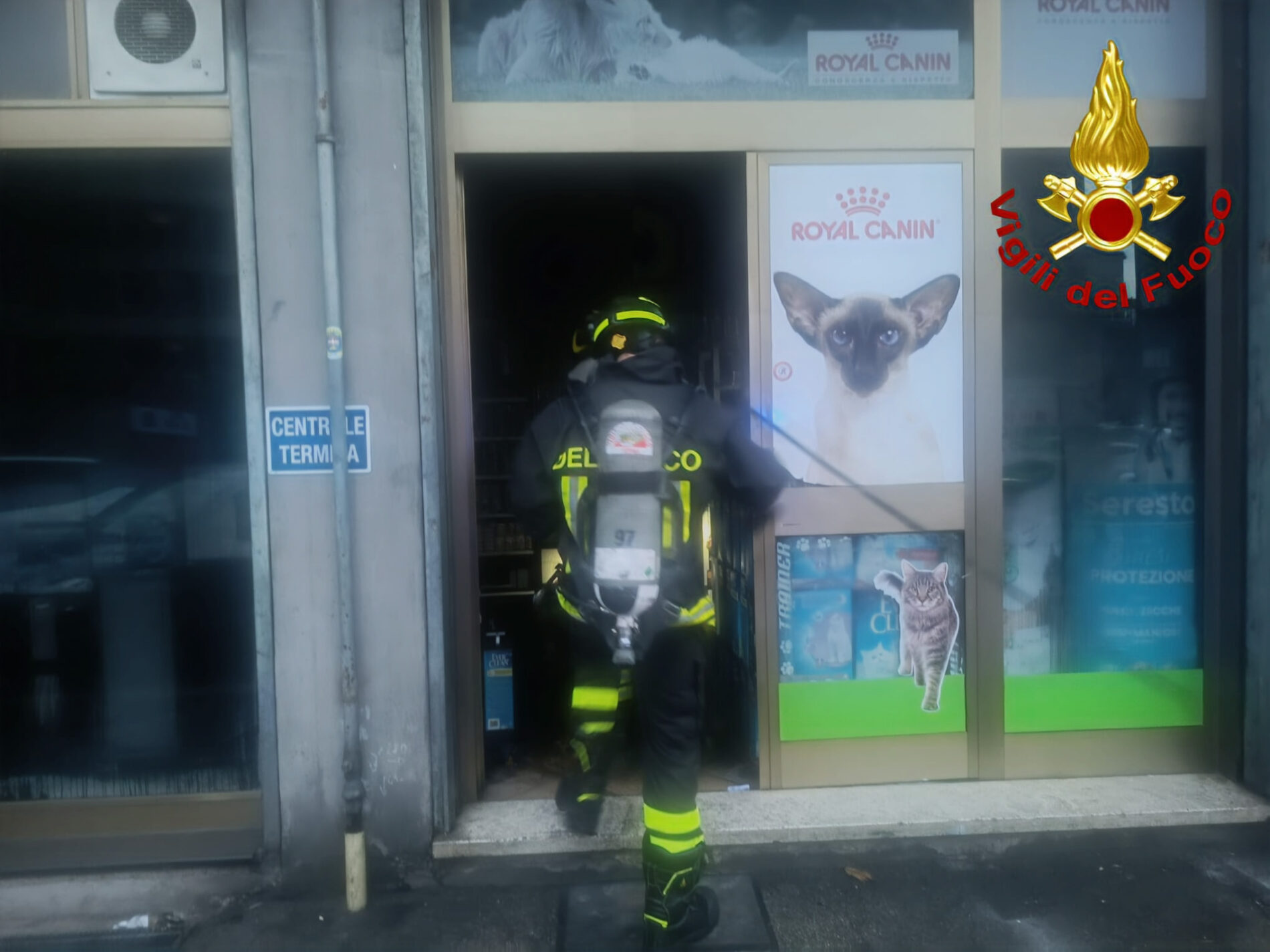 Terni incendio nella notte L'Acquario