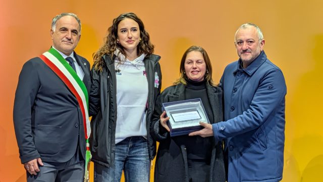 fiaccola olimpica a terni premiati pink basket