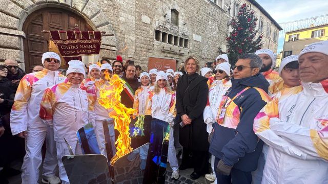 accensione bracere a Narni fiaccola olimpica